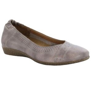 Taos Footwear Sleek Ballet Flat In Stone